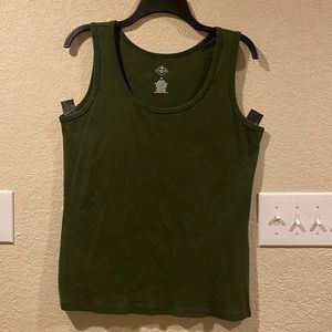 St. John’s Bay Tank Top 💚